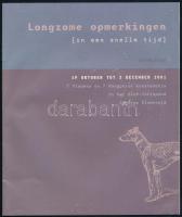 Langzame opmerkingen (in een snelle tijd) Catalogus. 2001. Flamand nyelven. Színes képekkel, többek közt Fehér László, Nádler István, Swierkiewicz Róbert műveinek reprodukcióival illusztrált kiállítási katalógus. Kiadói papírkötés, lapok sarkaiban kissé foltos.