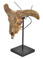 Indonéz csontfaragó mester: Faragott kosfej, tartón. Gazdagon faragott kosfej, 37x26x13 cm, vas tart...