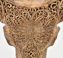 Indonéz csontfaragó mester: Faragott kosfej, tartón. Gazdagon faragott kosfej, 37x26x13 cm, vas tart...