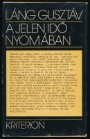 Láng Gusztáv: A jelen idő nyomában. Kritikák, vitacikkek. Bukarest, 1977, Kriterion. Kiadói kartonált papírkötés, minimálisan sérült kiadói papír védőborítóban.