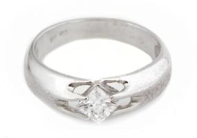 Arany (Au) 14K fehérarany szoliterköves gyűrű, jelzett, méret: 50, bruttó: 3,3 g