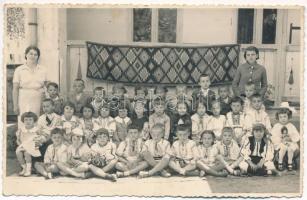 1937 Csernátfalu, Cernatu (Négyfalu, Sacele); iskolások népviseletben, erdélyi folklór / school, Transylvanian folklore. G. Gödri photo (kis szakadás / small tear)