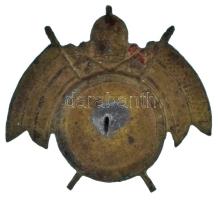 ~1930. Vatikáni és magyar zászlóval, pápai tiarával díszített, festett bronz jelvény tű nélkül, hián...