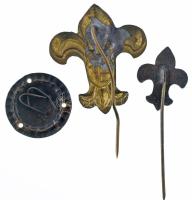 ~1945-1948. 3db-os cserkész tétel benne két darab Kossuth-címeres jelvény és egy kisméretű felvarró/...