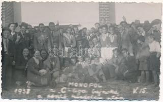 1938 Marosvásárhely, Targu Mures; Monopol a C-liga bajnoka a döntő mérkőzés után, focisták / football team, players. photo (fl)