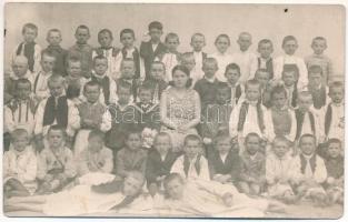 Borosjenő, Borosineu, Ineu; iskolások csoportja, erdélyi folklór / school, Transylvanian folklore. photo (szakadás / tear)