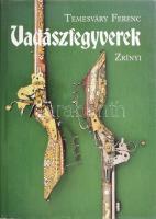 Temesváry Ferenc: Vadászfegyverek. Bp., 1992, Zrínyi Kiadó. Gazdag képanyaggal illusztrált. Kiadói félvászon kötés, kiadói papír védőborítóban, jó állapotban