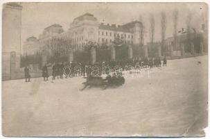 1922 Marosvásárhely, Targu Mures; Liceul militar &quot;Mihai Viteazul&quot; / katonai iskola, szánkóverseny, téli sport / military school, sleigh, sledding competition, winter sport. photo (b)