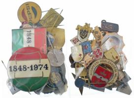 Vegyes 62db-os jelvény és kitűző tétel, nagyobbrészt magyar darabok a szocialista időszakból, közte BKV, Véradás és úttörő jelvények T:vegyes