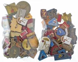 Vegyes 62db-os jelvény és kitűző tétel, nagyobbrészt magyar darabok a szocialista időszakból, közte ...