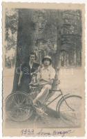 1939 Brassó, Kronstadt, Brasov; Noa nyaraló, kerékpáros pár kutyával / Noua / couple with bicycle and dog. Foto Georgescu photo (fl)