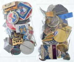 Vegyes 101db-os, nagyrészt külföldi jelvény tétel szocialista országokból, közte magyar, hajózással kapcsolatos darabok valamint három darab botjelvény T:vegyes