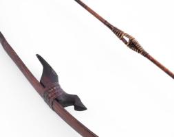 Tradicionális íj. Faragott díszítéssel, fáján némi repedéssel, de összességében jó állapotban, h: 12...