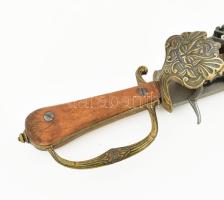 XVIII. századi francia tőr-pisztoly replika. Kovás pisztollyal kombinált tőr, h: 64 cm