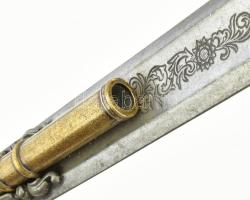 XVIII. századi francia tőr-pisztoly replika. Kovás pisztollyal kombinált tőr, h: 64 cm