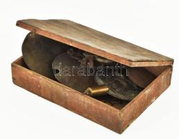 Antik Junghans óraszerkezet + óra alkatrészek, vegyes állapotban