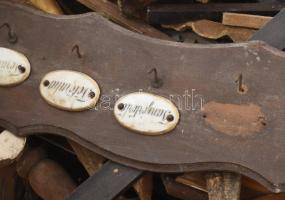 Antik vegyes képrestaurátor tétel, zömmel keretdarabok, közte antik akasztó porcelán feliratokkal