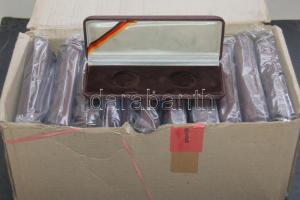 20db vadonatúj díszdoboz, eredeti csomagolásban, egyenként két férőhellyel, 28mm átmérőjű érmékhez, barna színben! Új ár töredékéért kikiáltva, alkalmi vétel!