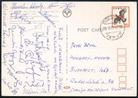 1980 A magyar férfi vízilabda-válogatott tagjainak aláírásai Japánból hazaküldött képeslapon: Hauszler Károly, Gyarmati Dezső, Wiesner Tamás, Budavári Imre, Faragó Tamás, stb.