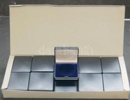 20db vadonatúj díszdoboz, eredeti csomagolásban, 45mm átmérőjű érmékhez, kék színben! Új ár töredékéért kikiáltva, alkalmi vétel!