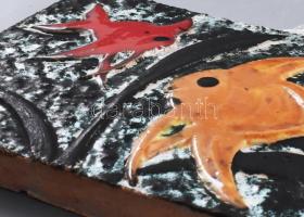 Halak samottos kerámia, színes mázakkal festve. Jelzés nélkül. 20x15 cm