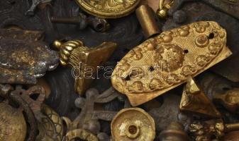 Doboznyi sokdarabos antik bútorveret tétel, értékes darabokkal, réz, bronz, fém, klf méretben és áll...