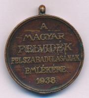 1938. Felvidéki Emlékérem bronz kitüntetés mellszalag és függesztőkarika nélkül T:VF ph. Hungary 1938. Upper Hungary Medal bronze decoration without ribbon and ring C:VF edge error NMK 427.