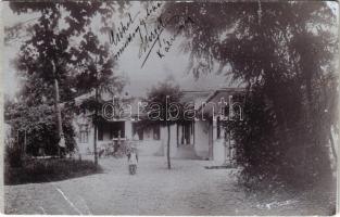 1908 Bonyhád, ház udvara. photo (EB)