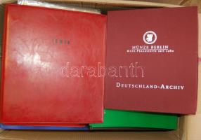 Kis kellék tétel, benne 29db gyűrűs album, berakó, pár db lappal