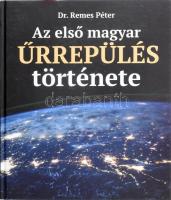 Dr. Remes Péter: Az első magyar űrrepülés története. A szerző, Remes Péter (1941-) orvos ezredes, űrkutató által Horváth András (1941-) csillagász, űrkutató, a Planetárium igazgatója részére DEDIKÁLT! Kecskemét, 2020, k.n.. Kiadói kartonált papírkötés, borító hátoldalán karcolásokkal.