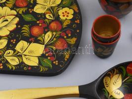 Orosz festett fa konyhai eszközök, kanalak, vágódeszka, edények