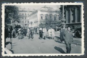 1956 Fotósorozat 13 db fotóval a forradalom napjaiból Budapestről, Vörös csillag leszedése Kálvin tér, ÁVÓ előtti szobrok lebontása, romok, tankok, stb A fotóalbum érdekes történetének leírása. Erdélyi Péter: Történelem történt velem c cikkében  https://nepszava.hu/3136494_a-tortenelem-tortent-velem