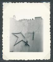 1956 Fotósorozat 13 db fotóval a forradalom napjaiból Budapestről, Vörös csillag leszedése Kálvin té...