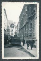 1956 Fotósorozat 13 db fotóval a forradalom napjaiból Budapestről, Vörös csillag leszedése Kálvin té...