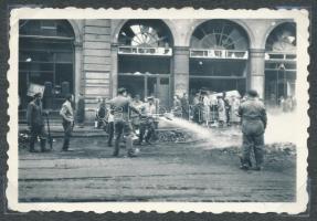 1956 Fotósorozat 13 db fotóval a forradalom napjaiból Budapestről, Vörös csillag leszedése Kálvin té...