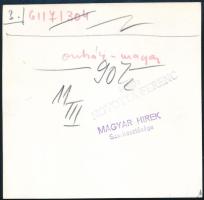 1961 Osztrák-magyar labdarúgó mérkőzés, sajtófotó, a hátoldalon feliratozott, pecséttel jelzett, 11x...