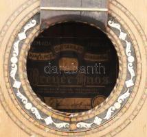 Breyer Hermanos klasszikus gitár. Buenos Aires, Argentína, 1920-1940 körül. Fa, intarziával, gyöngyh...