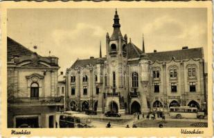 1940 Munkács, Mukacheve, Mukachevo, Mukacevo; városháza, Basch Izsák üzlete, autóbusz, automobil / town hall, shops, autobus, automobiles (EK)