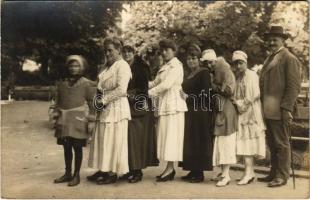 Hölgyek csoportja / group of ladies. photo (EM)