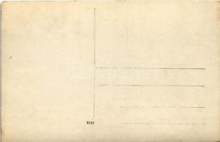 Hölgyek csoportja / group of ladies. photo (EM)