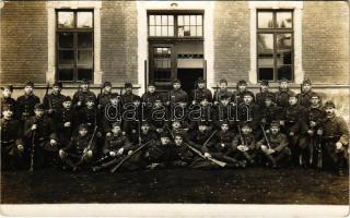 Első világháborús osztrák-magyar katonák puskákkal / WWI K.u.k. Austro-Hungarian military group photo, soldiers with guns. Schäffer (fl)