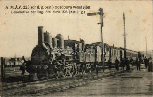 A MÁV 223 sor. (I. g. oszt.) mozdonya vonat előtt, gőzmozdony / Lokomotive der Ung. Stb. Serie 223 (Kat. I. g.) / Hungarian State Railway locomotive, train (fl)