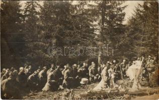 1917 Osztrák-magyar tábori Istentisztelet, imádkozó katonák / WWI K.u.k. military mass, Austro-Hungarian soldiers praying. photo (fl)