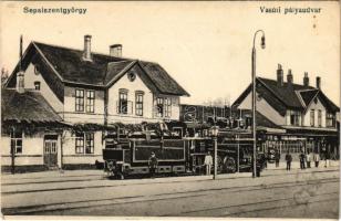 Sepsiszentgyörgy, Sfantu Gheorghe; vasútállomás, vasúti pályaudvar, gőzmozdony, vonat, vasutasok / railway station, locomotive, train, railwaymen (EK)