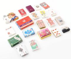 20 pakli kártya, közte bontatlan Piatnik magyar kártyákkal és minikártyával.