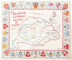 1940 "Hazádnak rendületlenül légy híve óh magyar, 1940. aug. 30.", Nagy-Magyarországot és a történelmi megyecímereket ábrázoló selyem kendő (zöld körvonallal Magyarország a II. világháború során visszacsatolt területekkel), az Erdélyi bevonulás emlékére, 35x34 cm