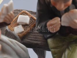 Kártyázó idős házaspár, biszkvit porcelán figura. Kézzel festett, jelzés nélkül, minimális kopással,...