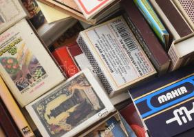 Gyufagyűjtemény cipősdobozban: különféle magyar és külföldi gyufásdobozok, többségében tartalommal, ...