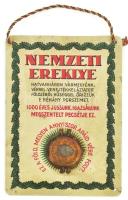cca 1920 Nemzeti Ereklye Bizottság: "Ércbulla" Nagy-Magyarország vármegyéiből származó földet tartalmazó rézszelencével. "NEMZETI EREKLYE - HATVANHÁROM VÁRMEGYÉNK VÉRREL, VEREJTÉKKEL ÁZTATOTT FÖLDJÉBŐL, HŰSÉGGEL ŐRIZZÜK E NÉHÁNY PORSZEMET. - 100 ÉVES JUSSUNK, IGAZSÁGUNK MEGSZENTELT PECSÉTJE EZ. - EZ A FÖLD, MELYEN ANNYISZOR APÁID VÉRE FOLYT." 7x10 cm