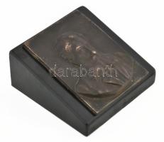  Manka jelzéssel: Férfi bűszt. Bronz, fa alapon 10x13 cm